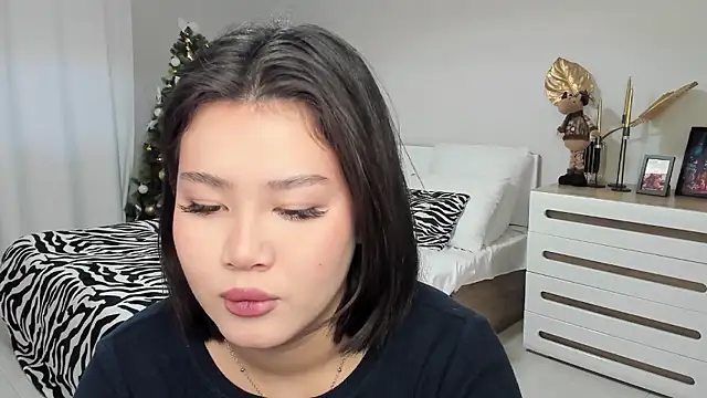 Snapshot of Brunette_Charm chatting on January 10, 11:01 am Brunette Charm online show from January 10, 11:01 am