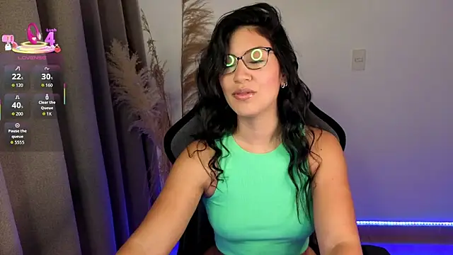 chloebum  online show from May 21, 11:06 am