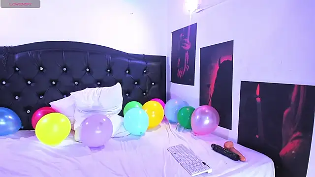 Snapshot of SweetVenomX chatting on December 23, 5:49 am SweetVenomX online show from December 23, 5:49 am