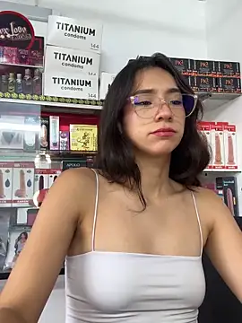 lunaluxury22 online show from February 16, 1:51 pm