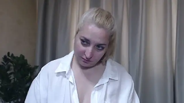 Snapshot of sweetpussy13 chatting on June 5, 5:36 am sweetpussy13 online show from June 5, 5:36 am