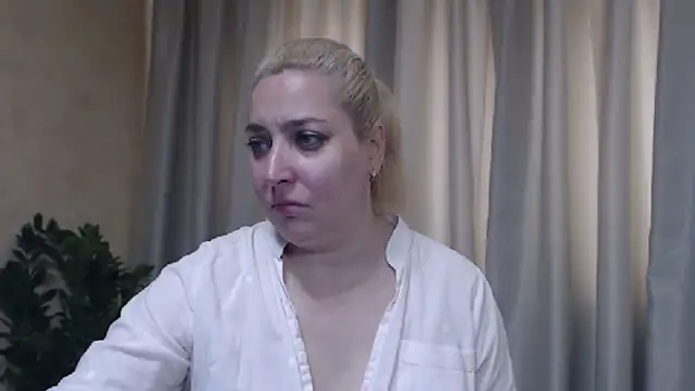 Snapshot of sweetpussy13 chatting on June 11, 5:49 am sweetpussy13 online show from June 11, 5:49 am