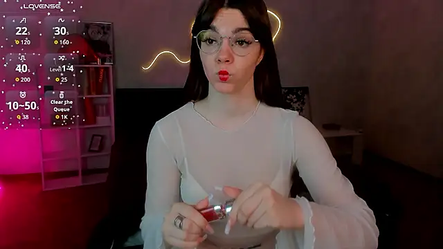 miss  evelyne online show from February 19, 1:23 am