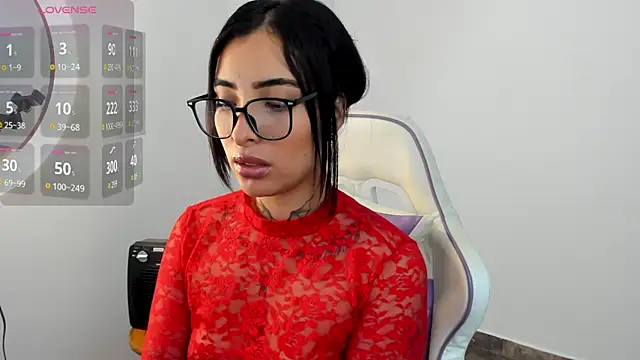 Snapshot of emmi_11 chatting on April 29, 12:48 am emmi 11 online show from April 29, 12:48 am