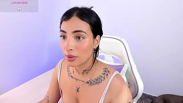 Snapshot of emmi_11 chatting on July 7, 12:35 am emmi 11 online show from July 7, 12:35 am