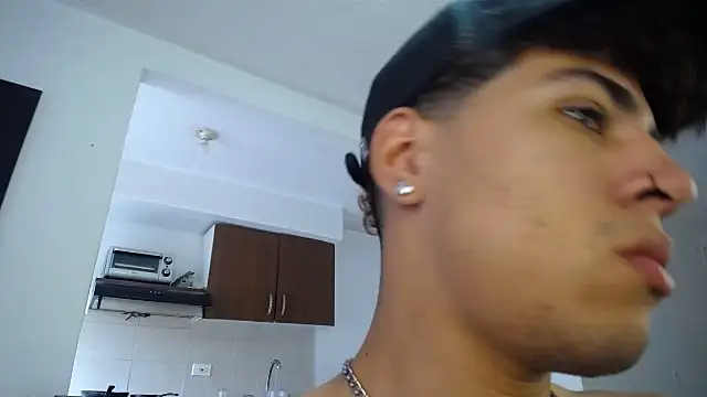 Snapshot of black_men9 chatting on April 20, 7:04 pm black men9 online show from April 20, 7:04 pm
