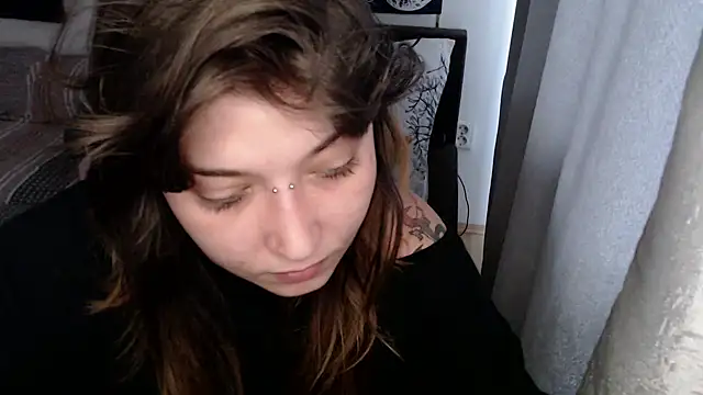 Snapshot of AlienforTwenty chatting on June 13, 8:56 am AlienforTwenty online show from June 13, 8:56 am
