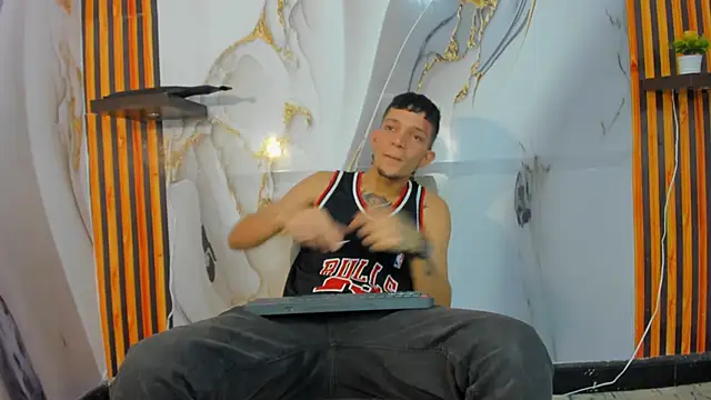 Straight Guy22 online show from December 19, 4:19 am