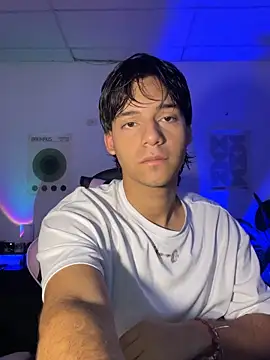 Snapshot of CrisotpherMoretti chatting on December 22, 4:37 pm CrisotpherMoretti online show from December 22, 4:37 pm