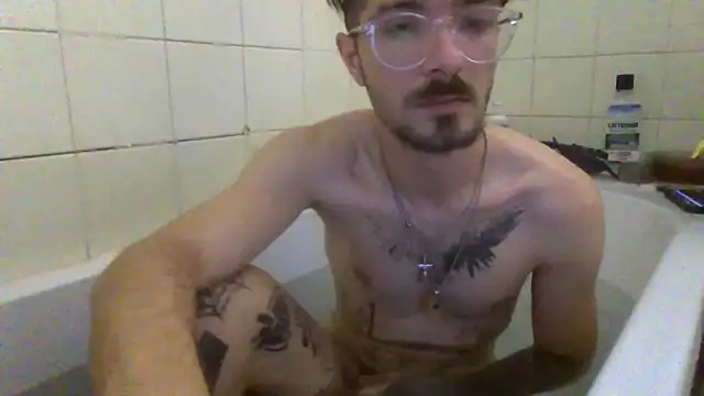 Snapshot of atreus69big chatting on July 5, 1:40 pm atreus69big online show from July 5, 1:40 pm