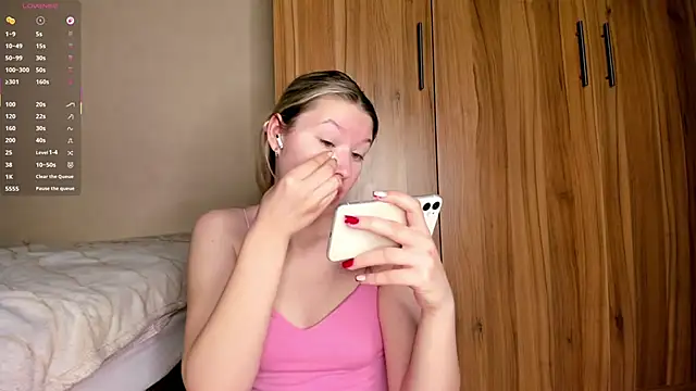 Snapshot of SkyeDavis chatting on March 12, 1:17 pm SkyeDavis online show from March 12, 1:17 pm
