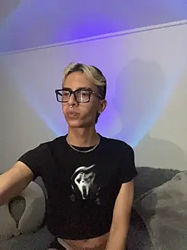 Snapshot of Dracco_Velour_ chatting on February 19, 5:25 am Dracco Velour online show from February 19, 5:25 am