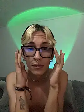 Snapshot of Dracco_Velour_ chatting on February 21, 5:08 am Dracco Velour online show from February 21, 5:08 am