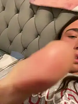 Snapshot of MillieB chatting on February 7, 3:32 am MillieB online show from February 7, 3:32 am