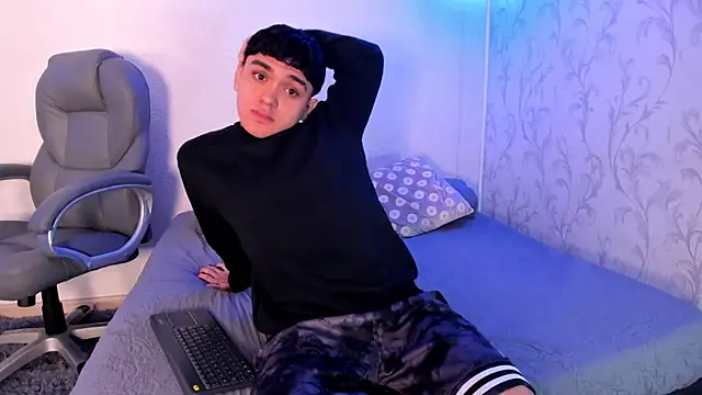 Snapshot of _TaylorBlack chatting on December 22, 11:29 am TaylorBlack online show from December 22, 11:29 am