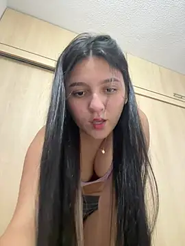 Snapshot of Camila_sanchez25 chatting on February 6, 9:29 pm Camila sanchez25 online show from February 6, 9:29 pm