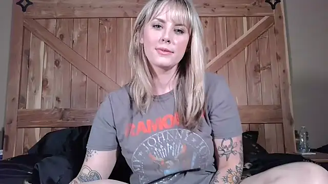 onesmittenkitten online show from May 19, 5:41 pm