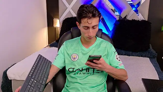 Ithan Skin online show from January 9, 12:30 pm