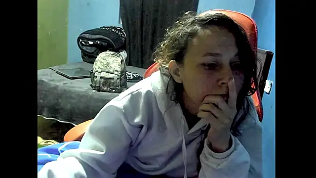 Snapshot of riquimona chatting on February 24, 1:36 am riquimona online show from February 24, 1:36 am