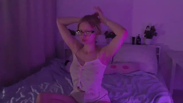 Chloe1loveme online show from December 18, 9:21 pm