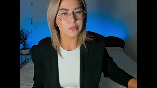 Roxi Joy online show from January 15, 6:00 pm