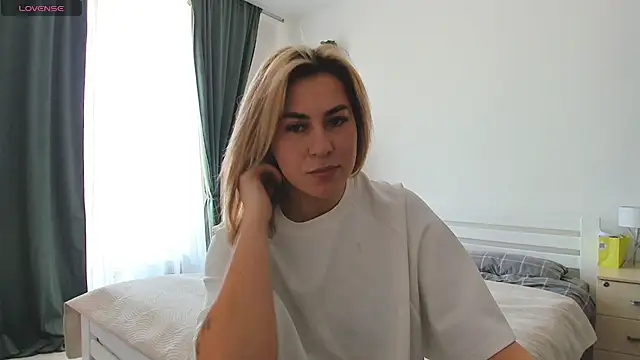 Snapshot of Roxi_Joy chatting on February 20, 1:22 pm Roxi Joy online show from February 20, 1:22 pm