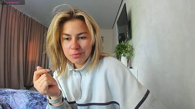 Snapshot of Roxi_Joy chatting on May 28, 6:54 am Roxi Joy online show from May 28, 6:54 am