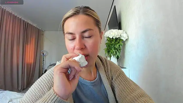 Snapshot of Roxi_Joy chatting on June 1, 6:04 am Roxi Joy online show from June 1, 6:04 am