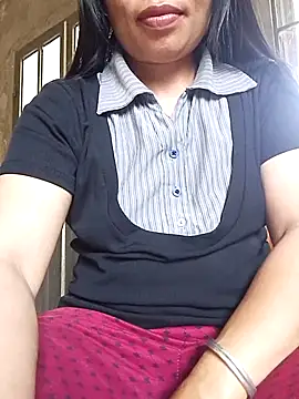 Snapshot of Maikha08 chatting on June 6, 7:02 am Maikha08 online show from June 6, 7:02 am