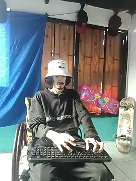 Snapshot of sk8-boy chatting on January 14, 1:39 pm sk8-boy online show from January 14, 1:39 pm