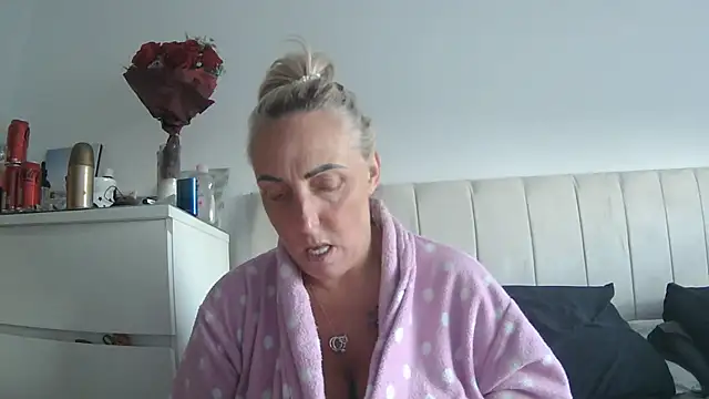 Snapshot of theblondecocklover chatting on April 22, 6:53 pm theblondecocklover online show from April 22, 6:53 pm