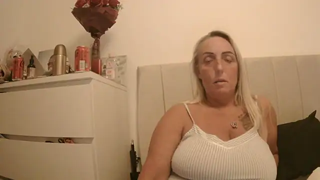 Snapshot of theblondecocklover chatting on April 26, 8:17 pm theblondecocklover online show from April 26, 8:17 pm