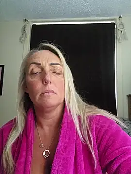 Snapshot of theblondecocklover chatting on May 3, 8:09 am theblondecocklover online show from May 3, 8:09 am