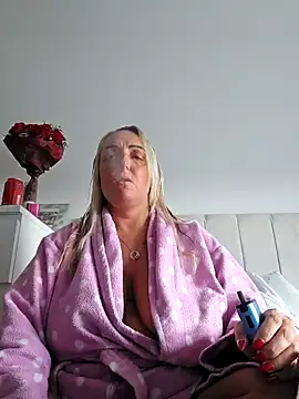 Snapshot of theblondecocklover chatting on May 14, 6:15 pm theblondecocklover online show from May 14, 6:15 pm