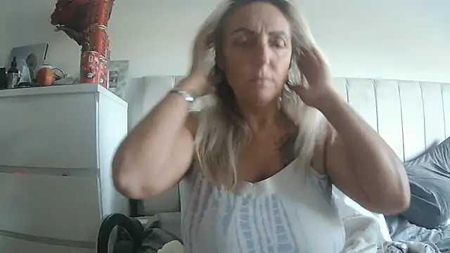 Snapshot of theblondecocklover chatting on June 10, 4:56 am theblondecocklover online show from June 10, 4:56 am