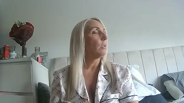 Snapshot of theblondecocklover chatting on June 17, 7:04 pm theblondecocklover online show from June 17, 7:04 pm