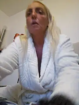 Snapshot of theblondecocklover chatting on July 19, 10:24 pm theblondecocklover online show from July 19, 10:24 pm