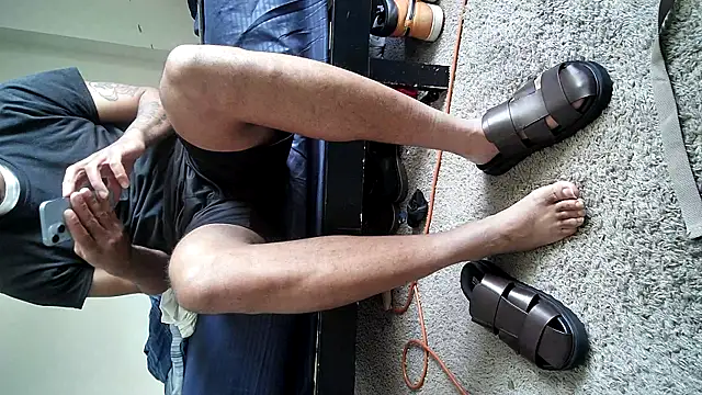 Kingbertfeet online show from April 11, 5:50 pm