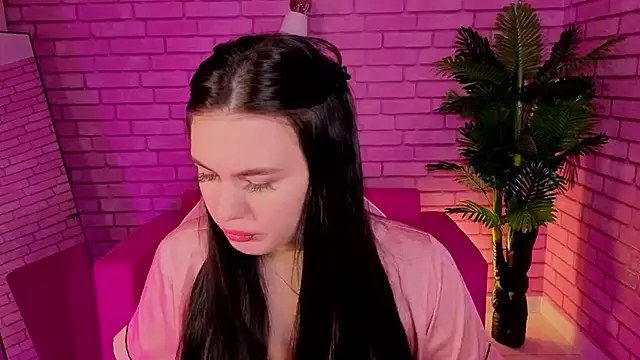 Snapshot of Mia_Evelyn chatting on December 23, 8:45 am Mia Evelyn online show from December 23, 8:45 am