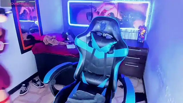 Snapshot of dolly_boob chatting on January 7, 4:15 am dolly boob online show from January 7, 4:15 am