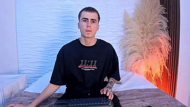 SpaceBoy1 online show from February 15, 9:00 pm