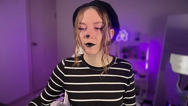 KellySunn online show from April 12, 8:19 am