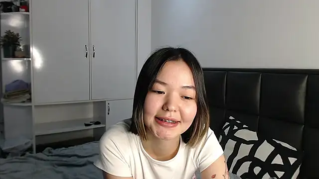 niia mur online show from February 22, 5:55 pm