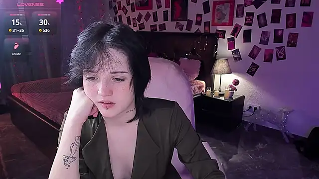 Snapshot of SarahShelby chatting on March 6, 10:34 am SarahShelby online show from March 6, 10:34 am