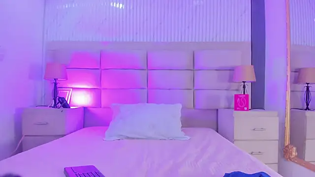 Snapshot of ManuelaEvans_ chatting on February 19, 9:00 pm ManuelaEvans online show from February 19, 9:00 pm