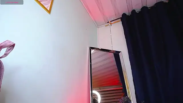 Emilyy05  online show from March 25, 1:22 am