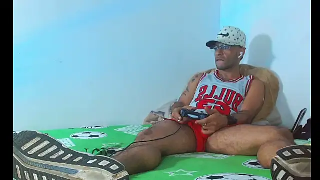 Snapshot of Alphamaster_92 chatting on April 21, 1:42 am Alphamaster 92 online show from April 21, 1:42 am