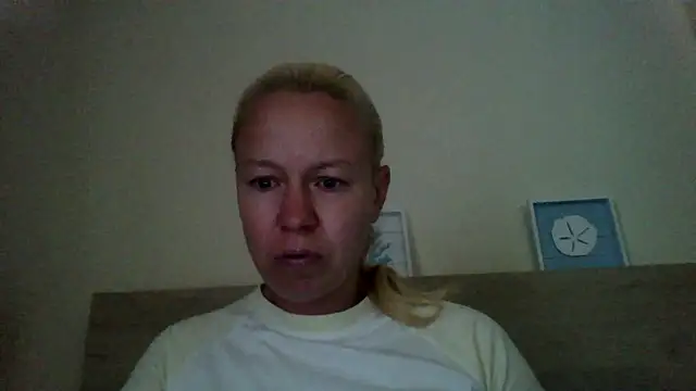 Snapshot of jennyblondeuk chatting on April 18, 6:23 pm jennyblondeuk online show from April 18, 6:23 pm
