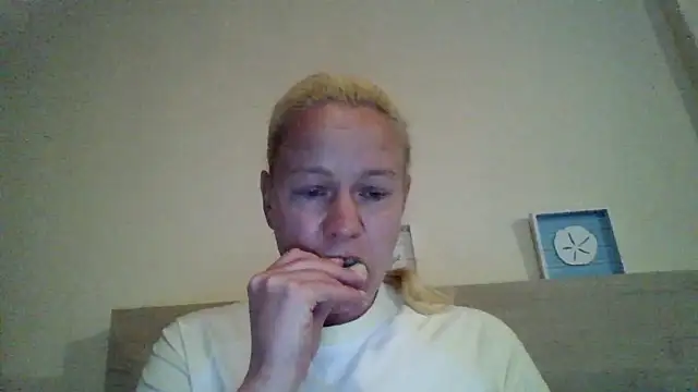 Snapshot of jennyblondeuk chatting on April 18, 7:58 pm jennyblondeuk online show from April 18, 7:58 pm