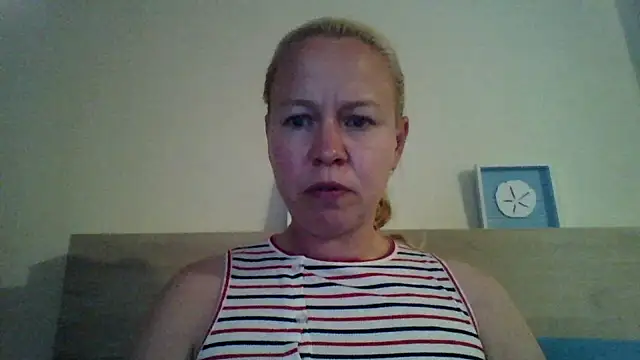 Snapshot of jennyblondeuk chatting on April 19, 6:10 pm jennyblondeuk online show from April 19, 6:10 pm